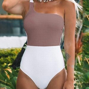 CUPSHE Brown and White One Piece Swimsuit with High-Cut Design